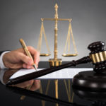 Adwokat to radca, jakiego zobowiązaniem jest konsulting wskazówek z przepisów prawnych.
